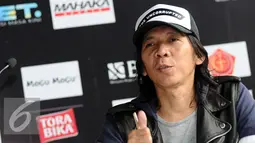 Personil grup musik Slank, Bimbim mengangkat jari saat jumpa pers final Piala Jenderal Sudirman di Jakarta, Rabu (20/1/2016). Slank akan tampil pada final Piala Jenderal Sudirman di Stadion GBK Jakarta, Minggu (24/1). (Liputan6.com/Helmi Fithriansyah)