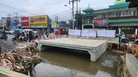embangunan Jembatan Mampang yang terhenti di Jalan Raya Sawangan, Kota Depok, hingga kini belum dikerjakan kembali pihak kontraktor. (Liputan6.com/Dicky Agung Prihanto)