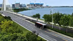 Foto udara menunjukkan sebuah bus otonomos dari jalur bus autopilot 1 melintas di Zhengzhou, Provinsi Henan, China (18/8/2020). Bus autopilot ini menggabungkan sejumlah teknologi seperti layanan jaringan 5G dan kecerdasan buatan (AI) serta sistem pengawasan dan kendali cerdas. (Xinhua/Li An)