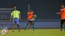 Pelatih TS TNI, Eduard Tjong (kiri) saat memimpin latihan di Stadion GBK Jakarta, Kamis (9/6/2016). PS TNI akan melakoni laga melawan Persija di Torabika Soccer Championship presented by IM3 Ooredoo, Jumat (10/6). (Liputan6.com/Helmi Fithriansyah)