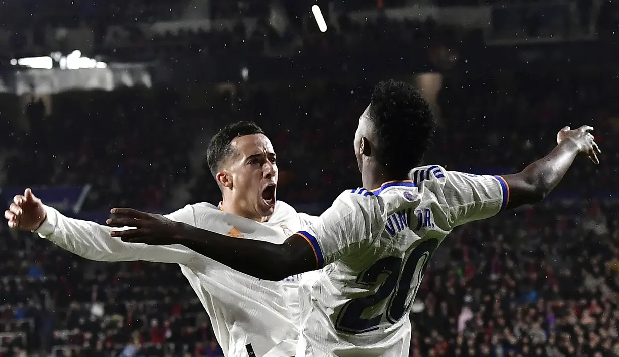 Pemain Real Madrid Lucas Vazquez (kiri) melakukan selebrasi bersama Vinicius Junior usai mencetak gol ke gawang Osasuna pada pertandingan sepak bola La Liga Spanyol di Stadion El Sadar, Pamplona, Spanyol, 20 April 2022. Real Madrid menang 3-1. (AP Photo/Alvaro Barrientos)