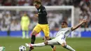 Aksi pemain Real Madrid, Casemiro (kanan) memutus aliran bola dari kaki pemain Atletico, Antoine Griezmann pada leg pertama semifinal Liga Champions di Santiago Bernabeu stadium, Madrid, ( 2/5/2017). Real Madrid menang 3-0. (AP/Francisco Seco)