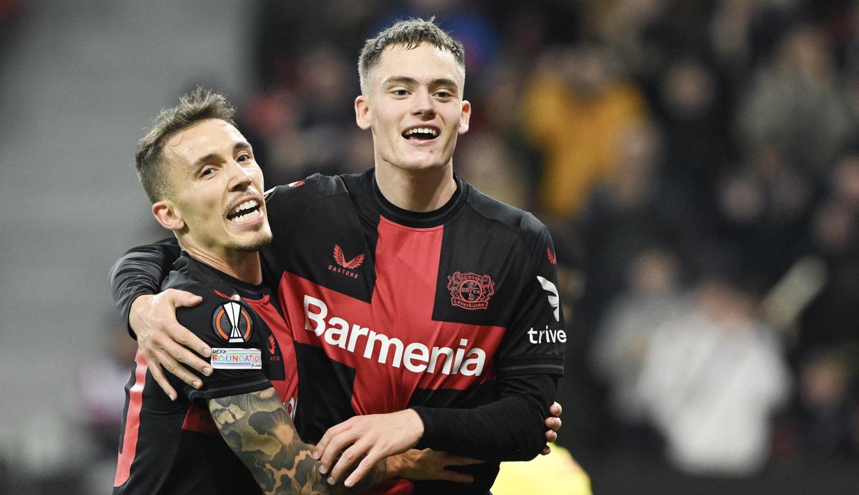 Pemain Bayer Leverkusen, Florian Wirtz bersama, Alex Grimaldo, merayakan gol ke gawang Qarabag FK di pada laga Liga Europa di BayArena, Jumat (27/10/2023). (AFP/Ina Fassbender)