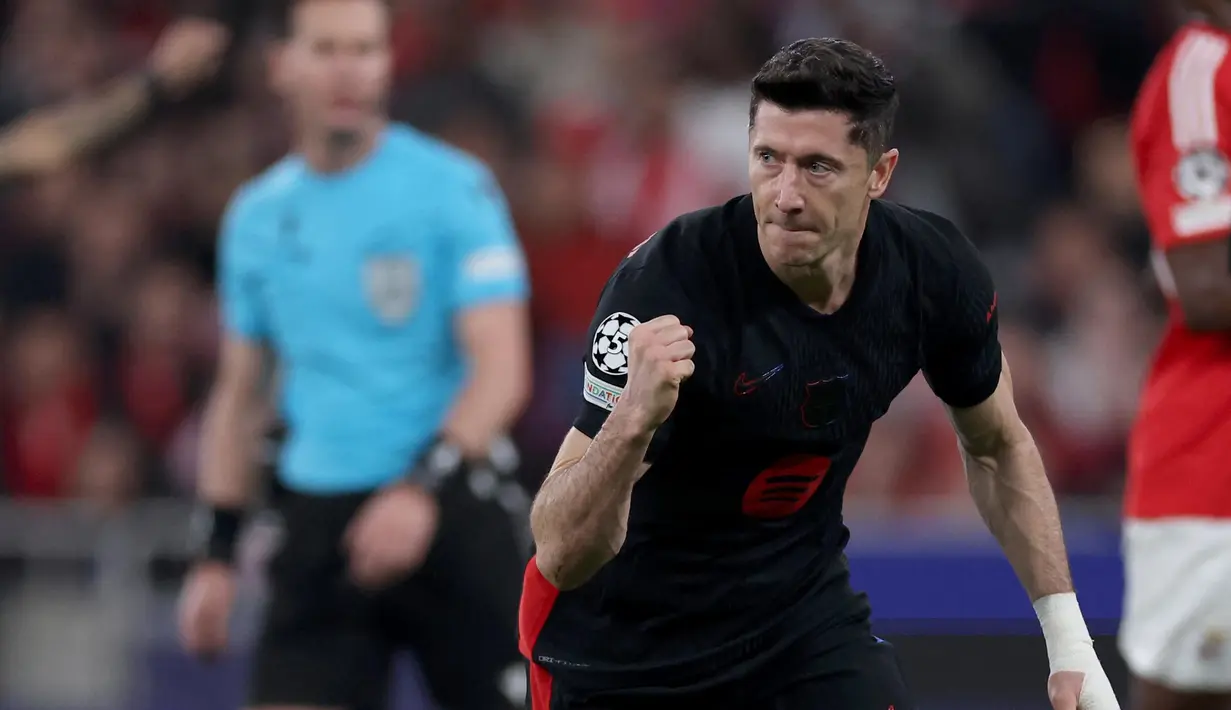 Sepuluh menit berselang atau pada menit ke-78, gol penalti Robert Lewandowski kembali memperpendek jarak dengan Benfica. (FILIPE AMORIM/AFP)