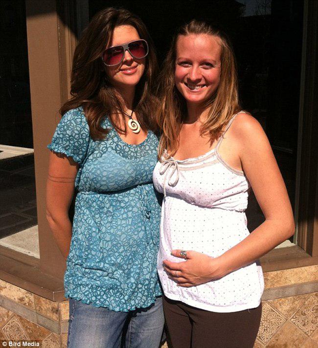 Dani dan Melinda, melahirkan dalam waktu yang hampir bersamaan | foto: copyright dailymail.co.uk
