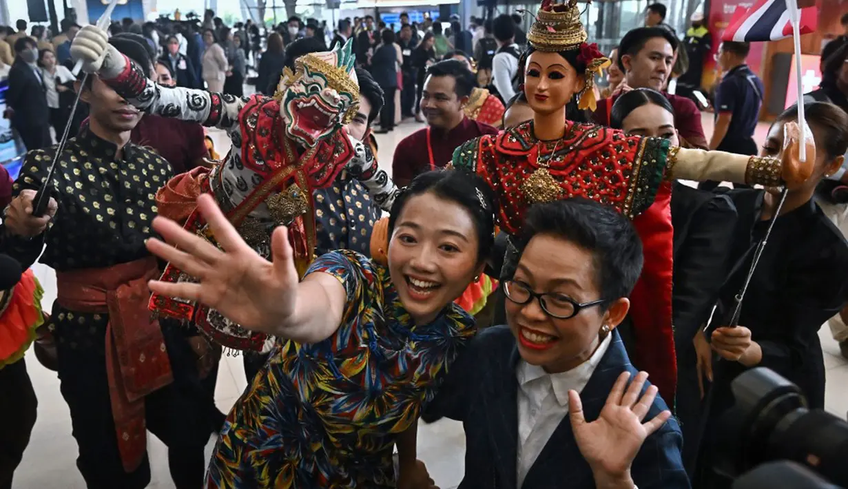 Mengutip Chanel News Asia, sejumlah penari dalam kostum tradisional dan pemain wayang tampil di panggung untuk menghibur para turis. Mereka datang menumpang pesawat dari Shanghai. Banyak dari turis itu berswafoto dengan PM Thailand. (Lillian SUWANRUMPHA/AFP)