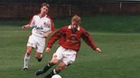 Lee Roche, mantan pemain Manchester United (MU), saat bertanding melawan Liverpool U-19 pada 1998. (Dok. Manchester United Vault)