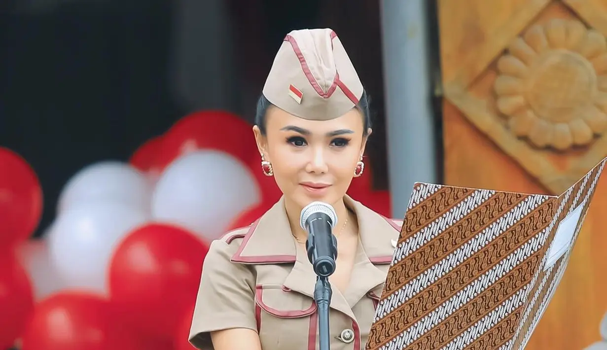 <p>Ia mengenakan kemeja model blazer cokelat dengan empat kantung merah dan rok midi cokelat. [@cahayapermataabadi]</p>
