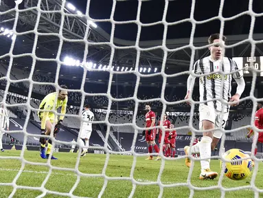 Pemain Juventus Federico Chiesa (kanan) mencetak gol ke gawang SPAL pada pertandingan perempat final Coppa Italia di Allianz Stadium, Turin, Italia, Rabu (27/1/2021). Juventus meraih tiket semifinal Coppa Italia usai membantai SPAL 4-0. (Fabio Ferrari/LaPresse via AP)