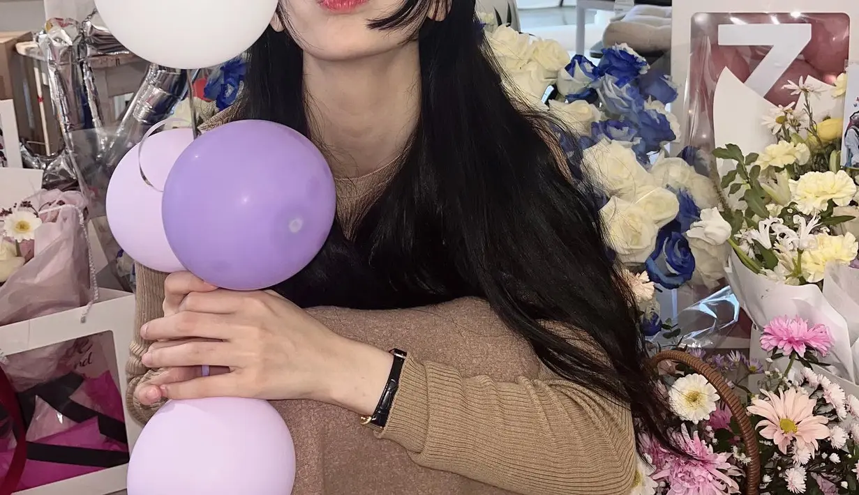 Model rambut poni memang hal biasa, namun yang membuatnya unik adalah adanya poni panjang yang membingkai di sisi kanan dan kirinya. (Foto: Instagram/ skuukzky)