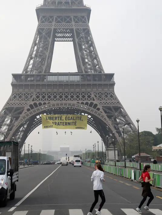 Sebuah spanduk dipasang di Menara Eiffel oleh aktivis Greenpeace sebagai bentuk demonstrasi menentang partai Front Nasional (FN), dua hari sebelum putaran kedua Pemilihan presiden, Paris, Prancis, Kamis (5/5). (AFP/Jacques DEMARTHON)