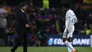 Pelatih Chelsea, Antonio Conte, menghampiri Willian yang kecewa usai disingkirkan Barcelona pada laga Liga Champions di Stadion Camp Nou, Kamis (15/3/2018). Barcelona menang 3-0 atas Chelsea. (AP/Manu Fernandez)