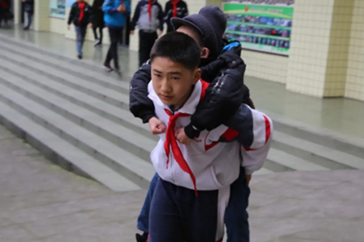 Tanpa Pamrih, Bocah Ini Gendong Temannya yang Lumpuh Tiap Hari ke Sekolah