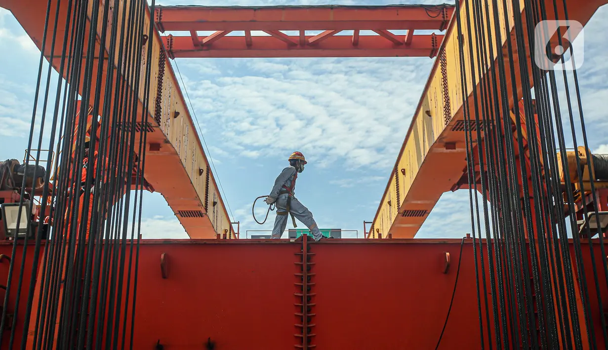 Pekerja Kereta Cepat Jakarta-Bandung (KCJB) menyelesaikan pemasangan girder box Casting Yard #1 di kawasan Jatibening Baru, Bekasi, Jawa Barat, Senin (27/6/2022). Pemasangan dilakukan melalui 3 casting yard yang dimiliki yakni Casting Yard #1, Casting Yard #2 dan Casting Yard #4. (Liputan6.com/Faizal Fanani)
