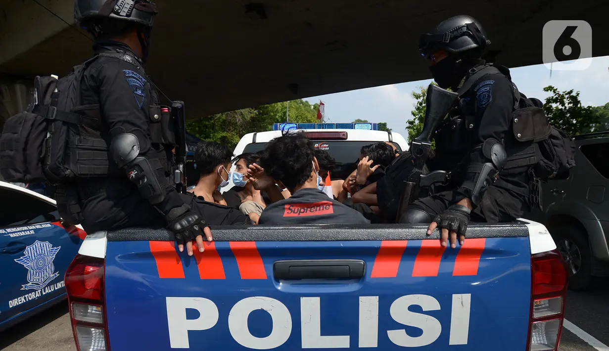Sejumlah orang dibawa dengan kendaraan polisi setelah diamankan di Kawasan Senayan, Jakarta, Kamis (8/10/2020). Mereka diduga hendak melakukan unjuk rasa di depan gedung DPR. (merdeka.com/Imam Buhori)
