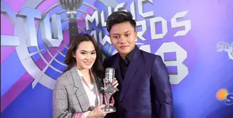 Penantian Sheryl Shinafia dan Rizky Febian akhirnya menangkan video klip paling ngetop di SCTV Music Awards 2018