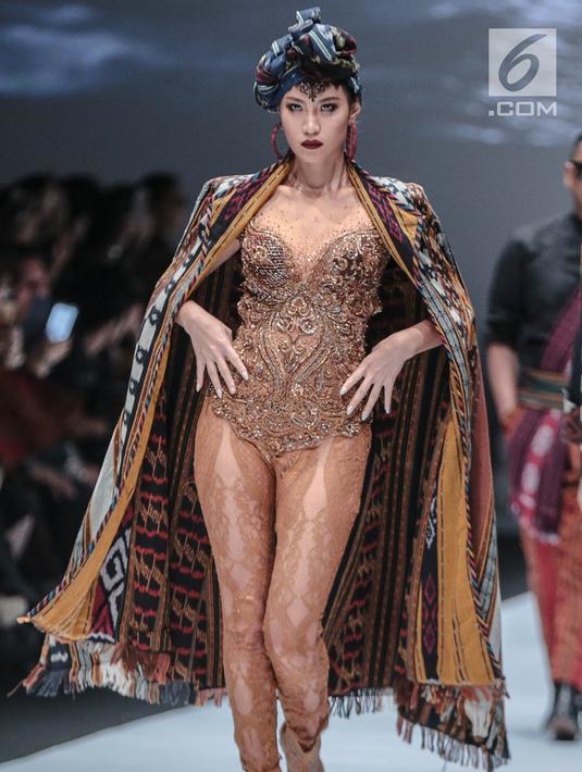 Model cantik Patricia Gouw mengenakan busana rancangan Anne Avantie yang bertajuk Badai Pasti Berlalu pada perhelatan Jakarta Fashion Week 2019 di Senayan City, Jakarta, Selasa (23/10). (Liputan6.com/Faizal Fanani)