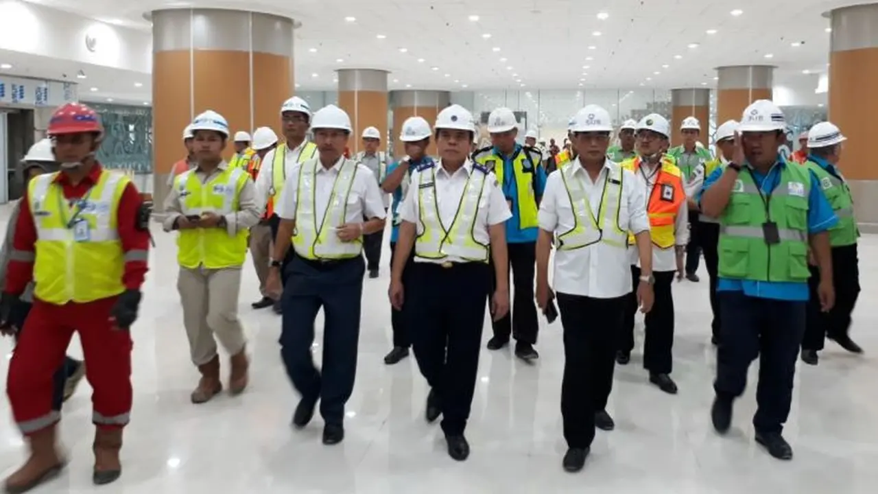 Menteri Perhubungan Budi Karya Sumadi mengecek pembangunan Bandara Kertajati atau Bandara Internasional Jawa Barat (BIJB), Rabu (4/4/2018). (Ilyas/Liputan6.com)