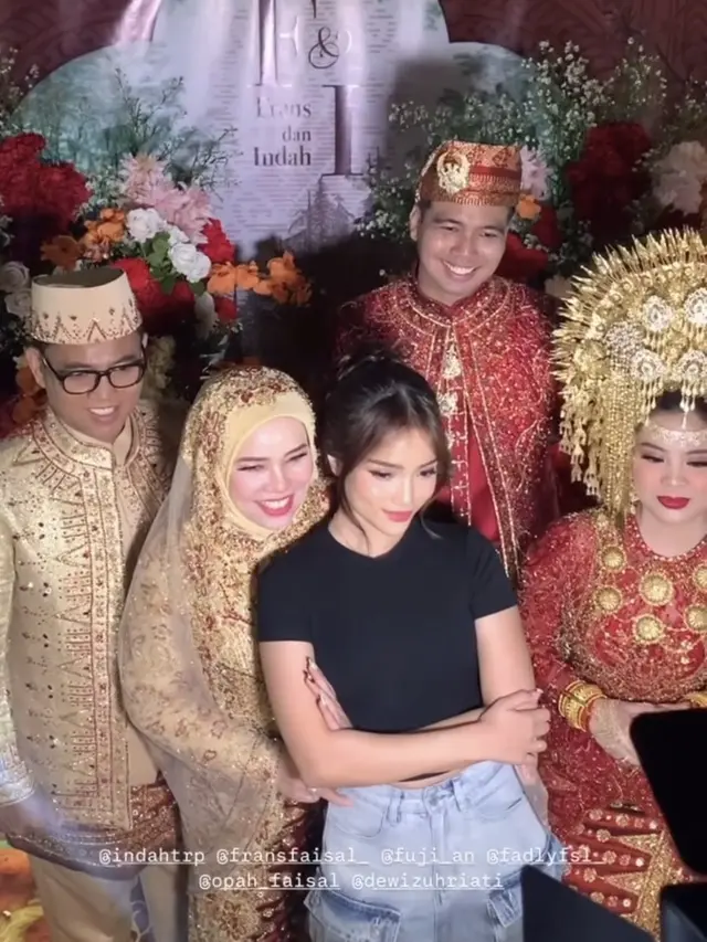 Tampilan Fuji An Setelah Seharian Berkebaya di Pernikahan Kakaknya Frans Faisal dan Indah. [@fuji_an]
