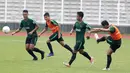 Pemain Timnas Indonesia U-22, Witan Sulaeman saat latihan di Stadion Madya, Senayan, Senin (21/1). Latihan kali ini tidak dipimpin Indra Sjafri karena sedang mengikuti lisensi kepelatihan Pro AFC di Spanyol. (Bola.com/M Iqbal Ichsan)