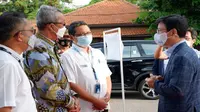 Sekda Kota Cirebon Agus Mulyadi saat menyambut kedatangan Menteri Samudera dan Perikanan Republik Korea Moo Seong-  Hyeok di Pelabuhan Cirebon. Foto (Liputan6.com / Panji Prayitno)