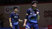 Selebrasi ganda putra Indonesia, Leo Rolly Carnando/Daniel Marthin setelah meraih poin saat menghadapi wakil Jepang, Ayato Endo/Yuta Takei pada laga babak 32 besar Kejuaraan Bulu Tangkis Indonesia Open 2023 di Istora Senayan, Jakarta, Selasa (13/6/2023). Leo Rolly Carnando/Daniel Marthin menang rubber game 23-21, 8-21 dan 21-12. (Bola.com/Bagaskara Lazuardi)