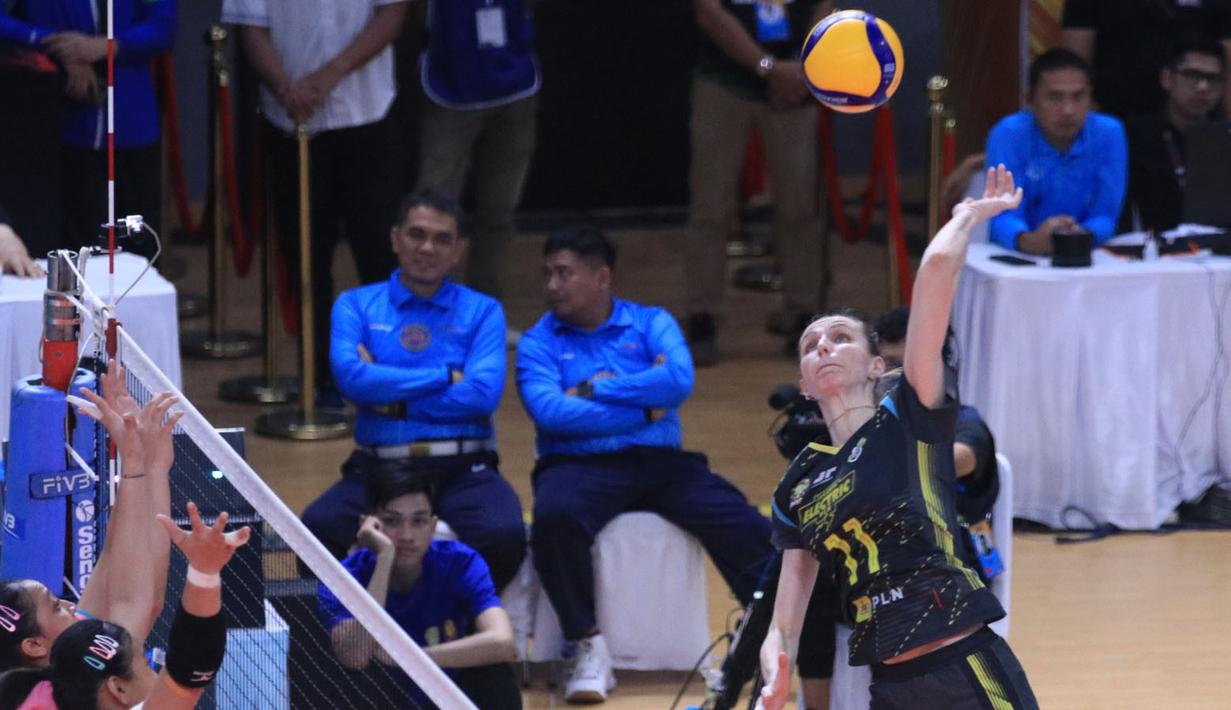 <p>Pemain Jakarta Electric PLN, Katerina Zhidkova melompat untuk melepaskan spike saat menghadapi Gresik Petrokimia Pupuk Indonesia pada laga seri keempat putaran kedua PLN Mobile Proliga 2024 di GOR Terpadu A. Yani, Pontianak, Sabtu (22/6/2024). Jakarta Electric PLN menang 3-0 (25-23, 25-18, 25-22). (Dok. PBVSI)</p>