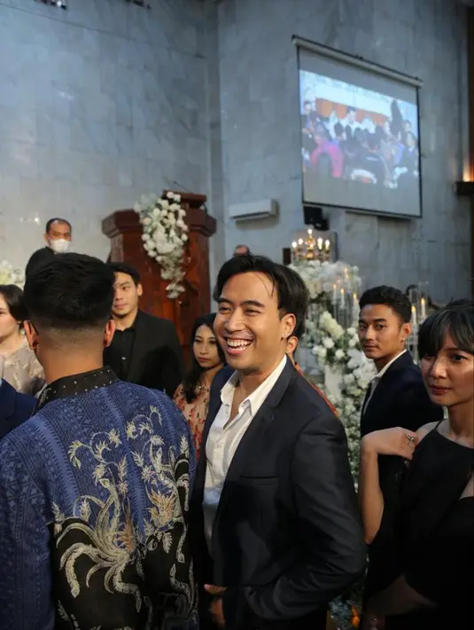 Dikenal sebagai duta persahabatan dan duta kondangan, tak heran jika Vidi Aldiano hadir di pernikahan Jessica Mila. Saat itu, dia datang di pemberkatan Mila bersama sang istri, Sheila Dara [Fimela.com/Daniel Kampua]