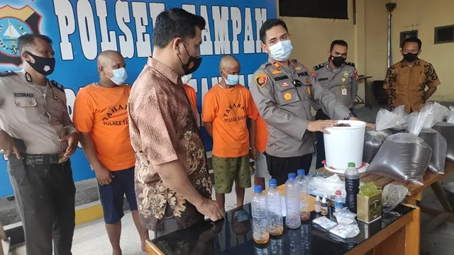 Konferensi pers penangkapan tersangka penjual madu palsu di Polsek Tampan, Pekanbaru.