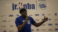 Legenda NBA, Sam Perkins, memberi instruksi saat National Training Camp Junior NBA di Pluit Village, Jakarta, Minggu (10/9/2017). Sebanyak 16 pebasket terbaik akan diberangkatkan ke China untuk nonton langsung laga NBA. (Bola.com/Vitalis Yogi Trisna)