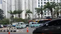 Dishub DKI Jakarta uji coba penutupan putar balik di depan City Walk. (Fachrur Rozie/Liputan6.com)