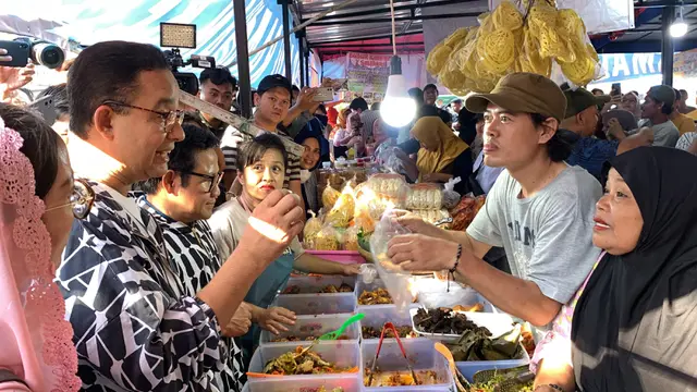 Calon presiden (capres) dan calon wakil presiden (cawapres) nomor urut satu Anies Baswedan-Muhaimin Iskandar (AMIN) berburu takjil di 'Bazar Takjil Ramadhan' Bendungan Hilir, Tanah Abang, Jakarta Pusat, Rabu (20/3/2024).
