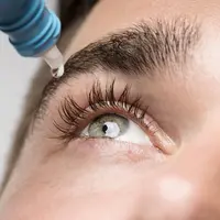 memakai obat tetes mata dapat mengatasi mata kering. credits: freepik