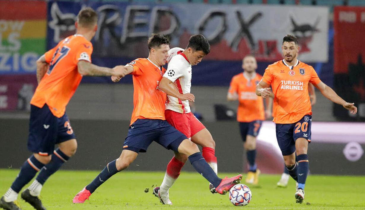 Pemain RB Leipzig,  Hwang Hee-chan, berusaha melewati pemain Basaksehir pada laga Liga Champions di Stadion RB Arena, Rabu (21/10/2020). RB Leipzig menang dengan skor 2-0. (AP/Markus Schreiber)