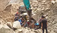 Proses evakuasi korban longsor galian C di Gunung Kuda, Desa Cipanas, Kecamatan Dukupuntang, Kabupaten Cirebon, pada Jumat (30/5/2025). (Dok. Istimewa)