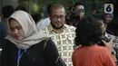 Komisioner KPU Pusat, Hasyim Asy'ari (batik) keluar usai dimintai keterangan oleh penyidik di Gedung KPK, Jakarta, Jumat (24/1/2020). Hasyim Asy'ari diperiksa sebagai saksi untuk tersangka mantan Komisioner KPU, Wahyu Setiawan. (merdeka.com/Dwi Narwoko)