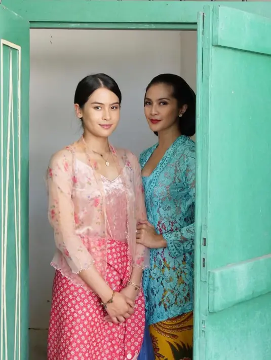 Model kebaya kutu baru selalu menjadi model kebaya klasik yang bisa diandalkan dengan sepurna. Tampilan kebaya ini mampu hadirkan pesona menjanjikan pada tampilan untuk hadirkan kesan anggun yang tak tertandingi.  (Foto: Instagram/ Maudy Koesnaedi)