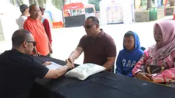 Selain berfungsi sebagai pembersih diri dari kesalahan yang mungkin dilakukan, zakat fitrah sekaligus menjadi bentuk kepedulian sosial dalam menyambut Hari Raya Idul Fitri. Tampak dalam foto, petugas Unit Pengelola Zakat (UPZ) melayani pembayaran zakat, fidyah, kafarat, infaq, dan shadaqah di teras Masjid Istiqlal, Jakarta, Minggu 15 Maret 2026. (Kapanlagi.com/Budy Santoso)
