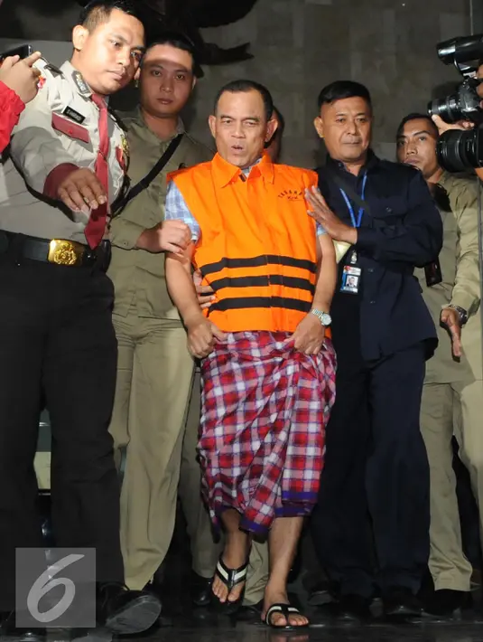 Wakil Ketua DPRD Banten, SM Hartono usai menjalani pemeriksaan KPK, Jakarta, Rabu (2/12/2015).Hartono Tampinongkol adalah satu dari 8 orang yang tertangkap OTT oleh penyidik KPK di kawasan Serpong. (Liputan6.com/Helmi Afandi)