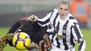 Duel antara bek Juventus Giorgio Chiellini (kanan) dengan gelandang AC Milan Gennaro Ivan Gattuso dalam lanjutan Serie A di Olimpic Stadium, Turin, 10 Januari 2010. AFP PHOTO / Damien Meyer