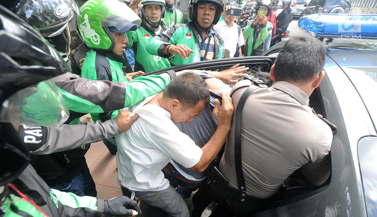 Petugas kepolisian mengamankan tiga terduga copet menuju Mapolda Metro Jaya di Jalan Jenderal Sudirman, Jakarta (2/4). (Merdeka.com/Arie Basuki)