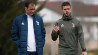 Pelatih Juventus, Massimiliano Allegri, berbincang dengan Miralem Pjanic, saat latihan jelang laga Liga Champions di Vinovo, Turin, Senin (2/4/2018). Juventus akan berhadapan dengan Real Madrid. (AFP/Marco Bertorello)