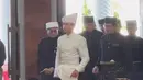 Saat akad nikah, pangeran mengenakan busana adat khas Brunei warna putih. Dengan atasan lengan panjang model beskap dipadukan bawahan semacam songket dan celana warna serasi.[@qnph.bn]