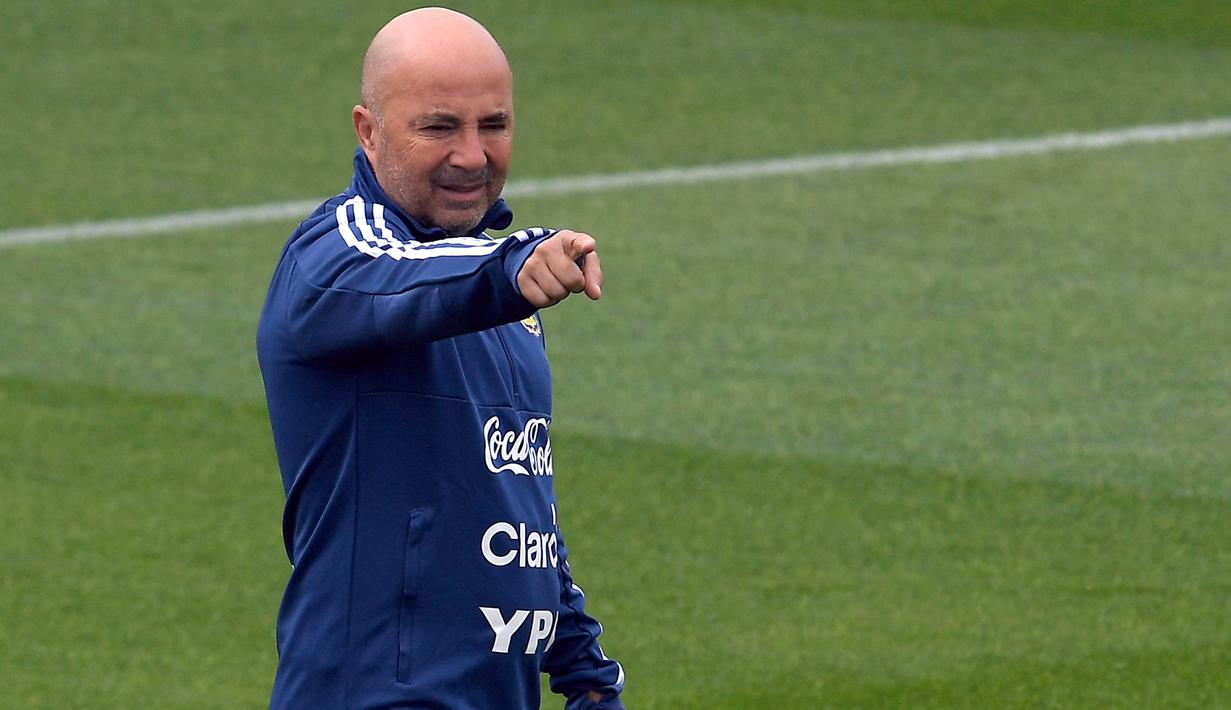 Pelatih Argentina, Jorge Sampaoli, memberikan instruksi saat latihan di Pusat Pelatihan Joan Gamper, Barcelona, Sabtu (2/6/2018). Latihan ini merupakan persiapan jelang Piala Dunia 2018. (AFP/Lluis Gene)