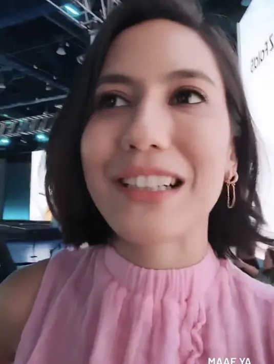 Pevita pun melengkapi penampilan dengan double anting-anting menjuntai keemasan yang memperindah telinganya. (@pevpearce)