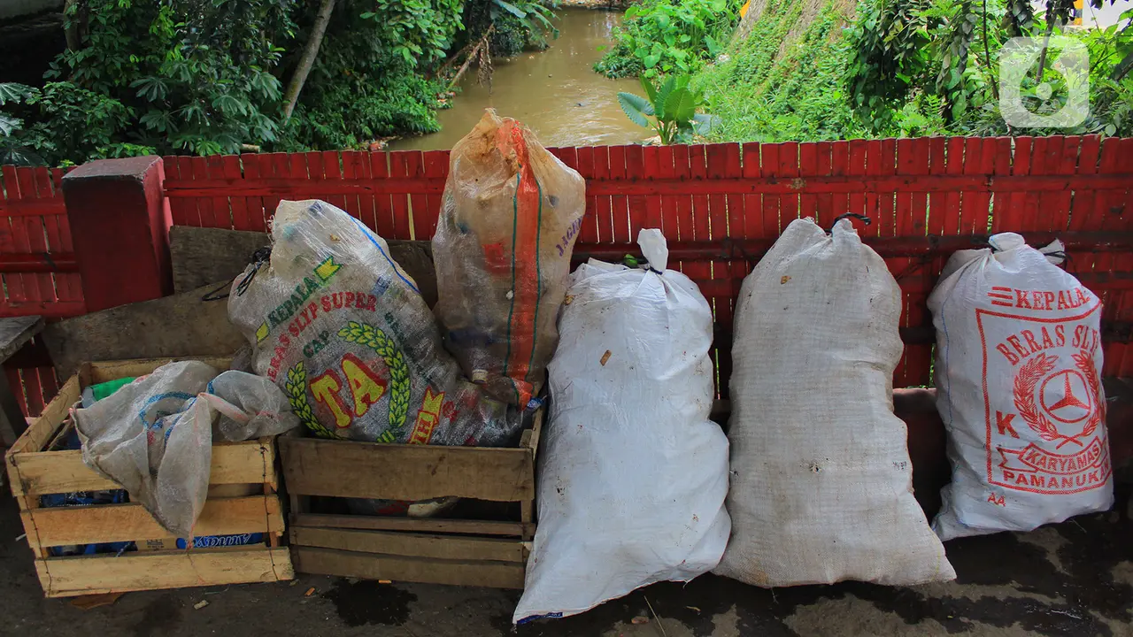 Warga Swadaya Bersihkan Sampah Kali Baru Depok