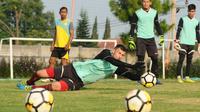 Nasib kiper seleksi Arema FC, Srdan Ostojic, masih belum diputuskan oleh manajemen tim. (Bola.com/Iwan Setiawan)