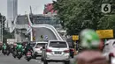 Kendaraan melintas di dekat salah satu akses 6 Ruas Tol Dalam Kota Seksi A rute Kelapa Gading-Pulo Gebang, Jakarta, Rabu (9/6/2021). Jalan tol seksi A rute Kelapa Gading-Pulo Gebang ini memiliki panjang 31,1 kilometer. (merdeka.com/Iqbal S. Nugroho)