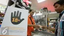 Sebuah tanda larangan penjualan rokok kepada anak di bawah usia 18 tahun terpasang di TwelveMart Sobri, di Jakarta, Rabu (30/11). (Liputan6.com/Ferry Pradolo)