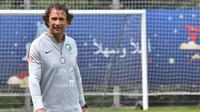 Pelatih Arab Saudi, Juan Antonio Pizzi, saat latihan jelang Piala Dunia di Saint Petersburg, Rusia, Senin (11/6/2018). Arab Saudi akan bertanding melawan Rusia pada laga pembukaan Piala Dunia 2018. (AFP/Giuseppe Cacace)